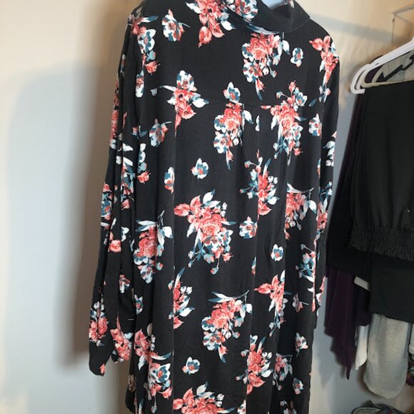 Kim Rogers Size XXL Tunic top- black with floral design - Picture 14 of 15